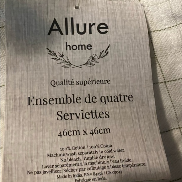 Superior Qualit
Set of Four Napkins 18" x 18" - Picture 3 of 3